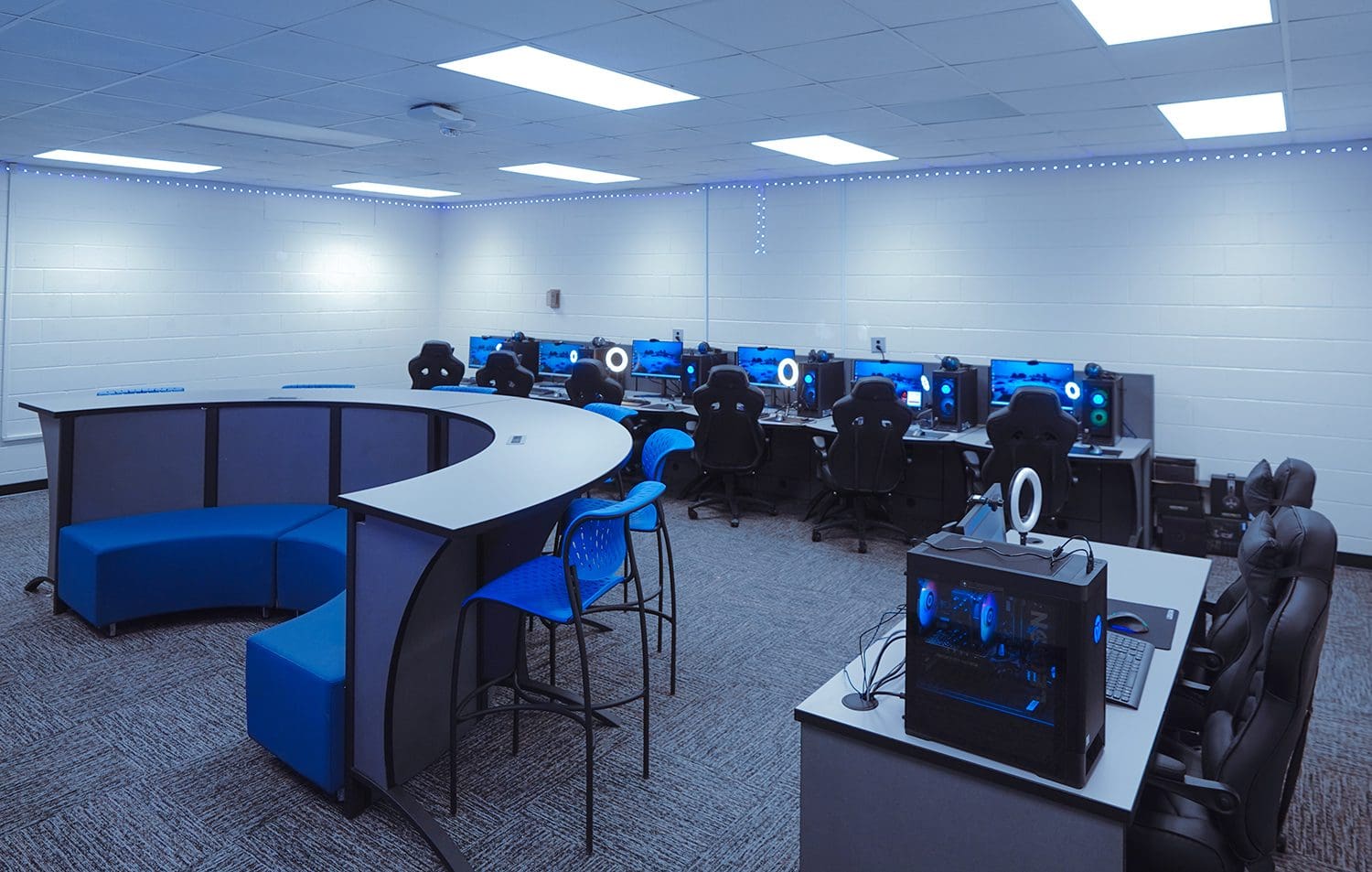 A room with many computers and chairs in it